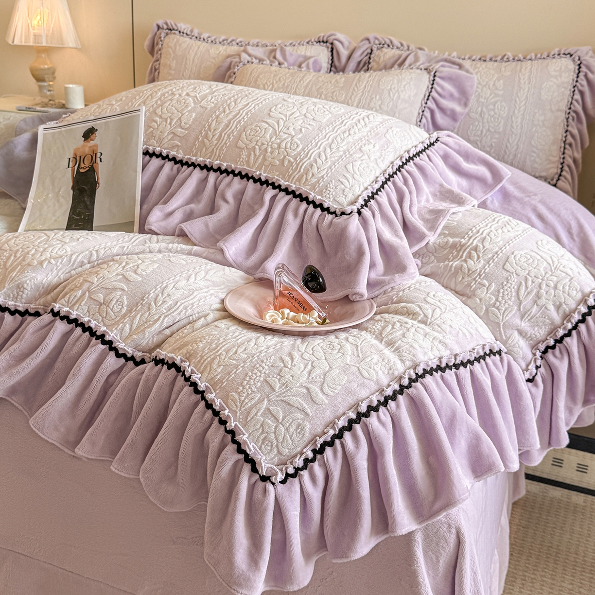 91家纺网 家纺一手货源 找家纺 民新家纺 2025新款牛奶绒烂花花边款四件套 臻爱花园-浅紫