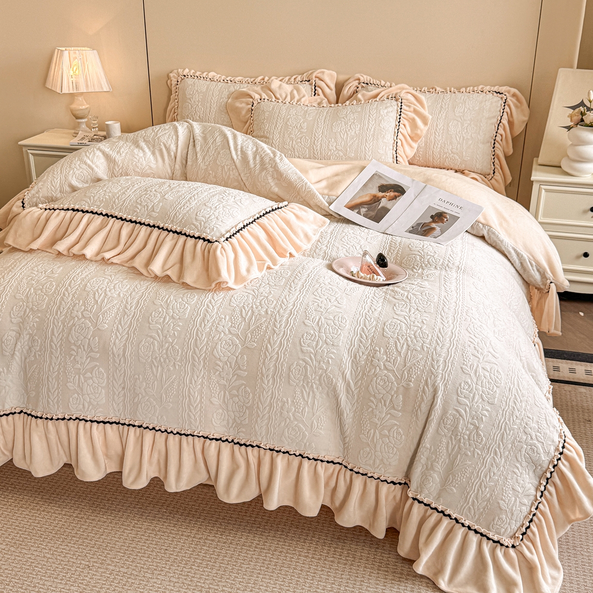 91家纺网 家纺一手货源 找家纺 民新家纺 2025新款牛奶绒烂花花边款四件套 臻爱花园 -米黄