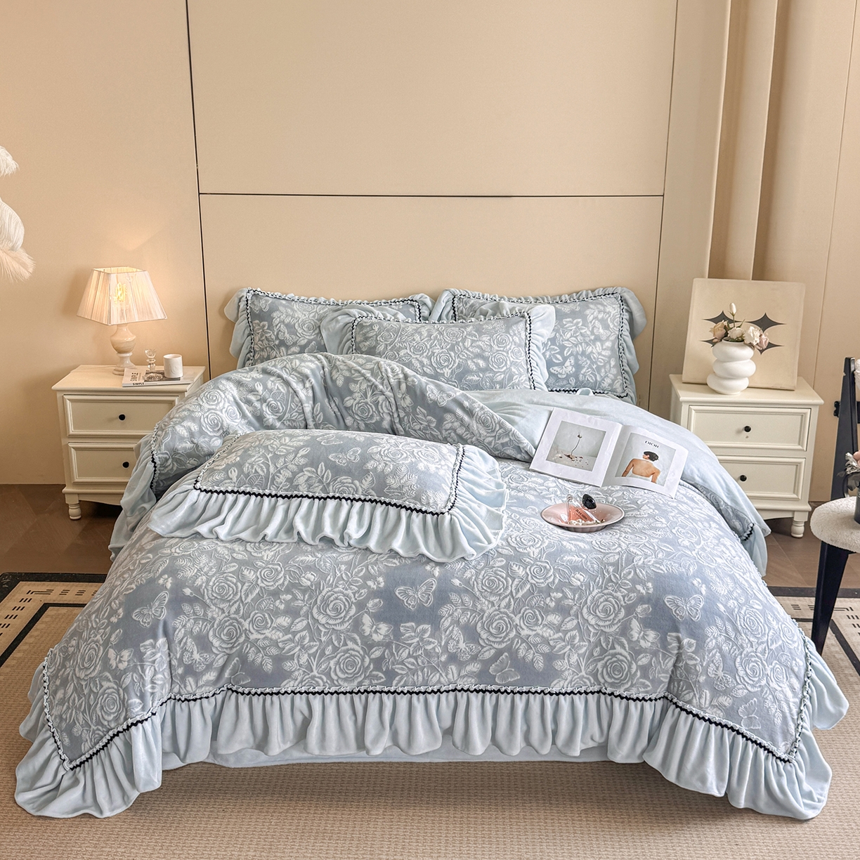 91家纺网 家纺一手货源 找家纺 民新家纺 2025新款牛奶绒烂花花边款四件套 蝶恋花-蓝