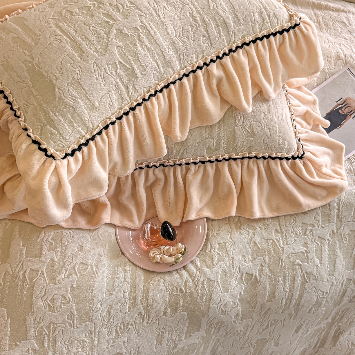 91家纺网 家纺一手货源 找家纺 民新家纺 2025新款牛奶绒烂花花边款四件套 马到成功 -浅米绿