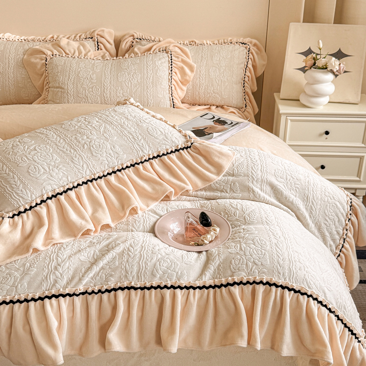 91家纺网 家纺一手货源 找家纺 民新家纺 2025新款牛奶绒烂花花边款四件套 臻爱花园 -米黄