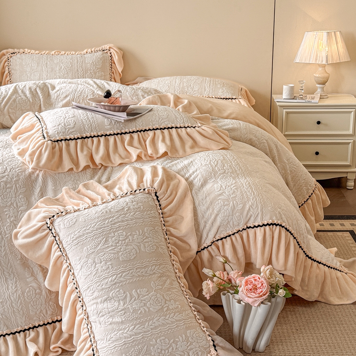 91家纺网 家纺一手货源 找家纺 民新家纺 2025新款牛奶绒烂花花边款四件套 臻爱花园 -米黄