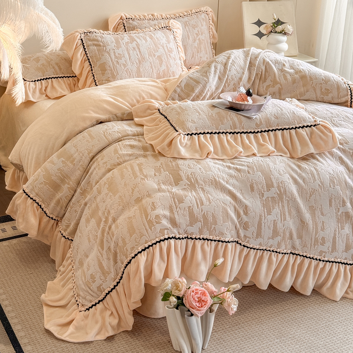 91家纺网 家纺一手货源 找家纺 民新家纺 2025新款牛奶绒烂花花边款四件套 马到成功 -浅米咖