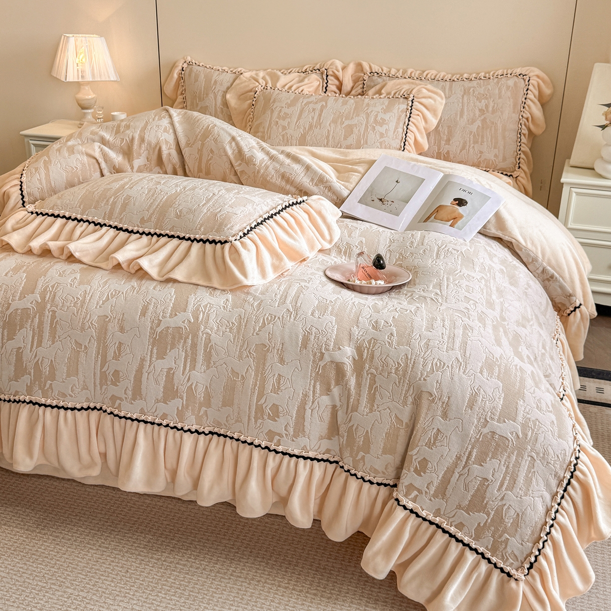 91家纺网 家纺一手货源 找家纺 民新家纺 2025新款牛奶绒烂花花边款四件套 马到成功 -浅米咖