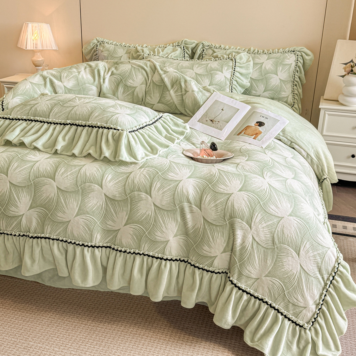 91家纺网 家纺一手货源 找家纺 民新家纺 2025新款牛奶绒烂花花边款四件套 叠影-浅绿