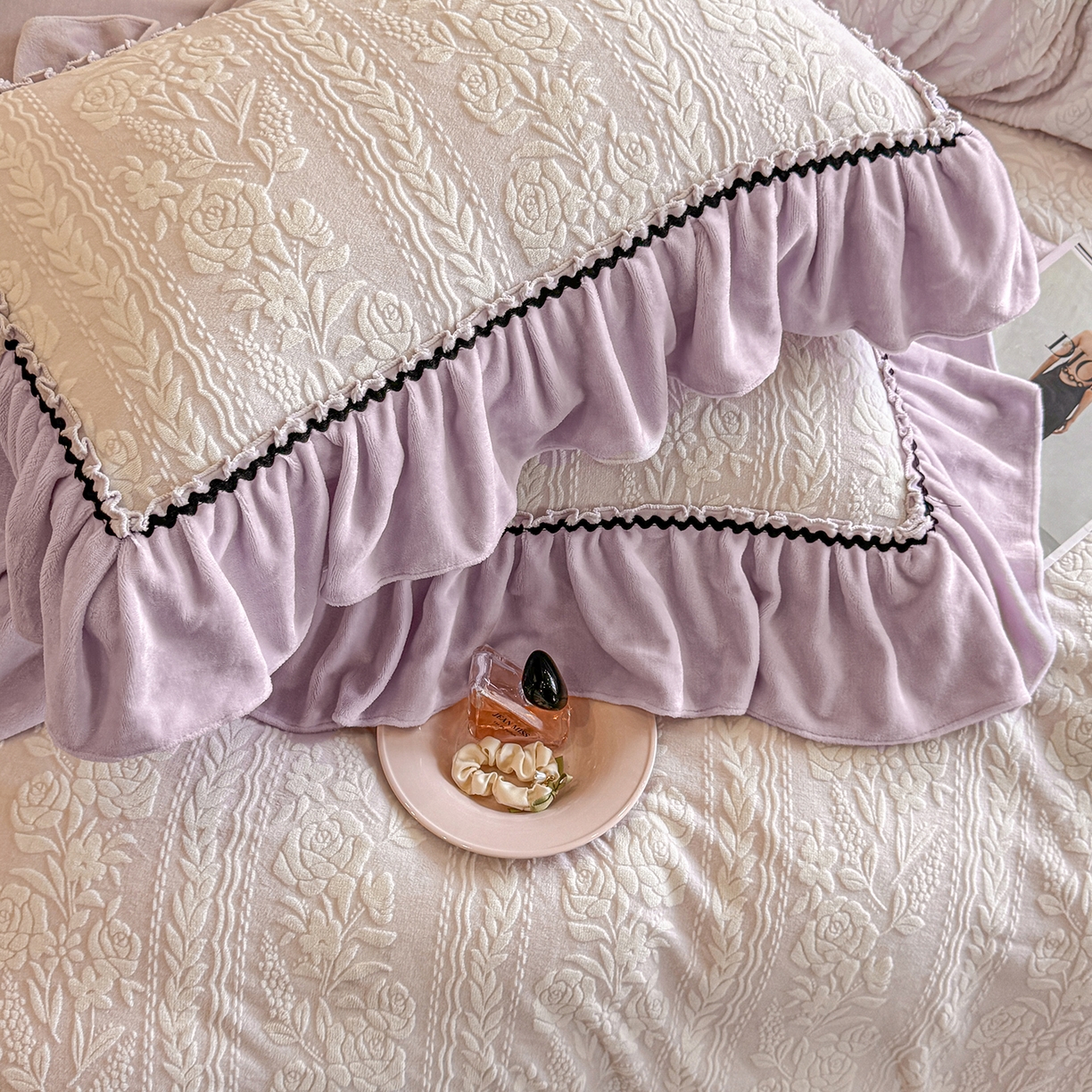 91家纺网 家纺一手货源 找家纺 民新家纺 2025新款牛奶绒烂花花边款四件套 臻爱花园-浅紫