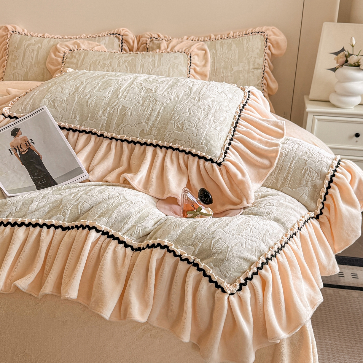 91家纺网 家纺一手货源 找家纺 民新家纺 2025新款牛奶绒烂花花边款四件套 马到成功 -浅米绿