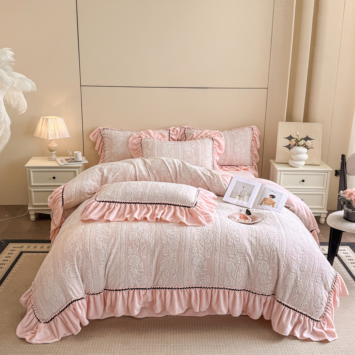 91家纺网 家纺一手货源 找家纺 民新家纺 2025新款牛奶绒烂花花边款四件套 臻爱花园 -浅粉