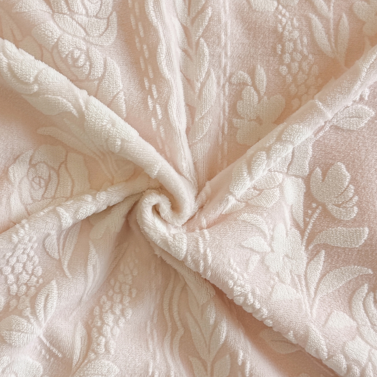 91家纺网 家纺一手货源 找家纺 民新家纺 2025新款牛奶绒烂花花边款四件套 臻爱花园 -浅粉