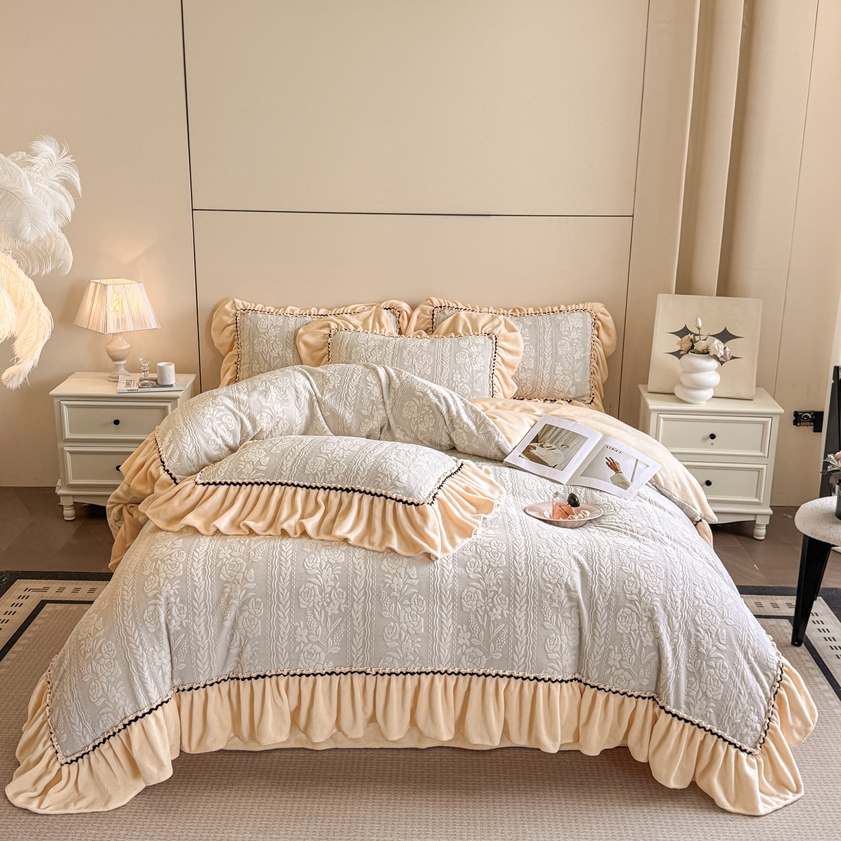 91家纺网 家纺一手货源 找家纺 民新家纺 2025新款牛奶绒烂花花边款四件套 臻爱花园 -浅灰