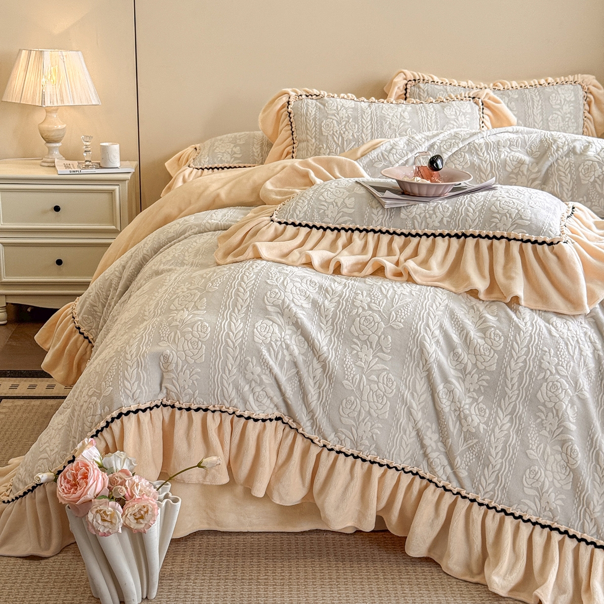 91家纺网 家纺一手货源 找家纺 民新家纺 2025新款牛奶绒烂花花边款四件套 臻爱花园 -浅灰