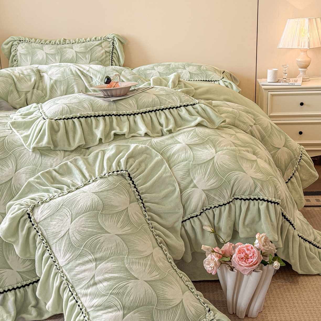 91家纺网 家纺一手货源 找家纺 民新家纺 2025新款牛奶绒烂花花边款四件套 叠影-浅绿