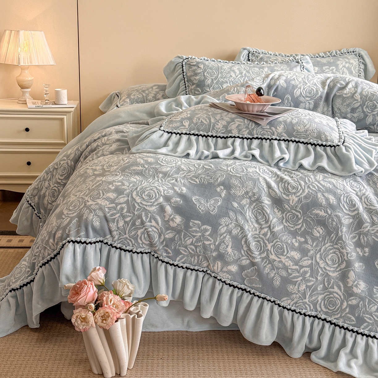 91家纺网 家纺一手货源 找家纺 民新家纺 2025新款牛奶绒烂花花边款四件套 蝶恋花-蓝