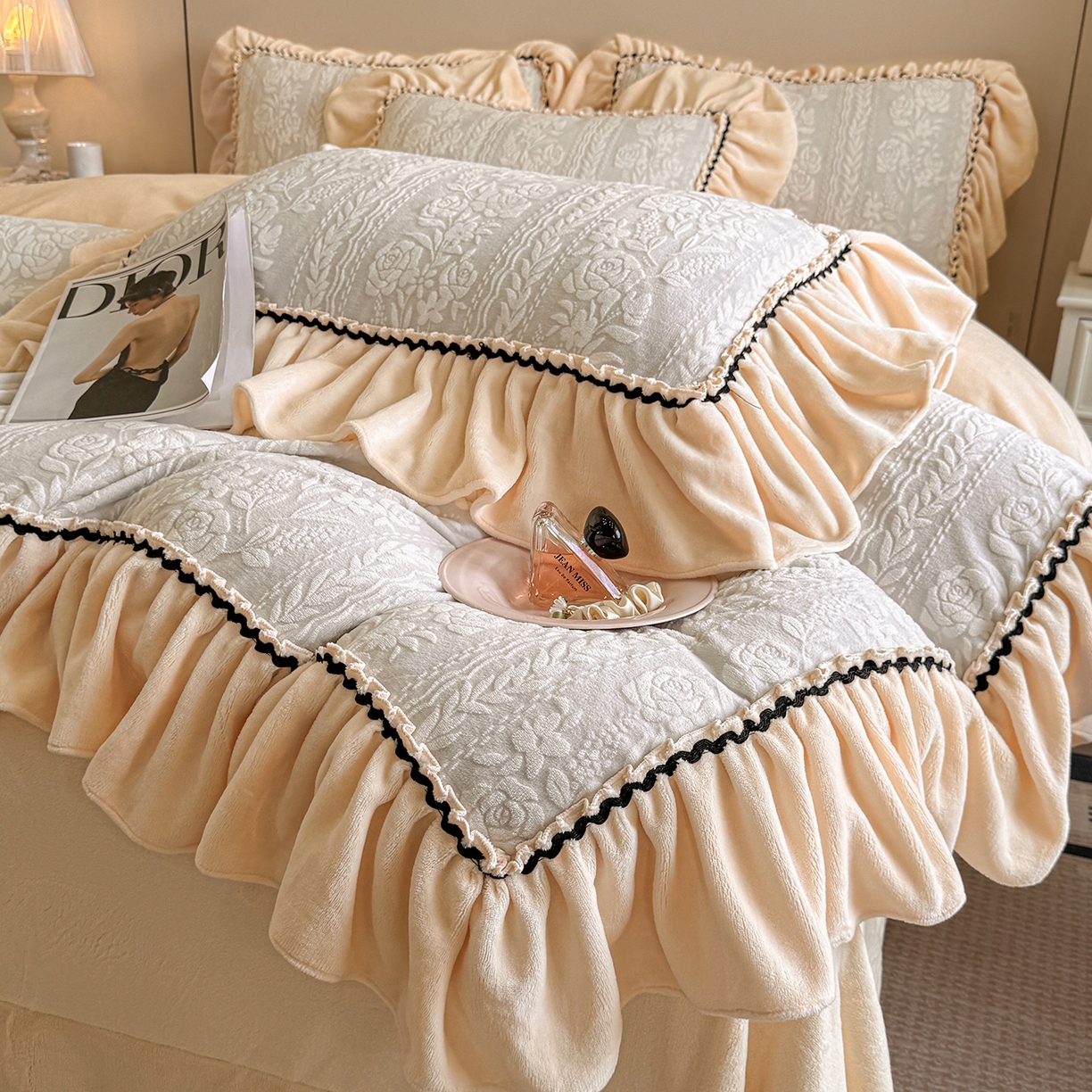 91家纺网 家纺一手货源 找家纺 民新家纺 2025新款牛奶绒烂花花边款四件套 臻爱花园 -浅灰