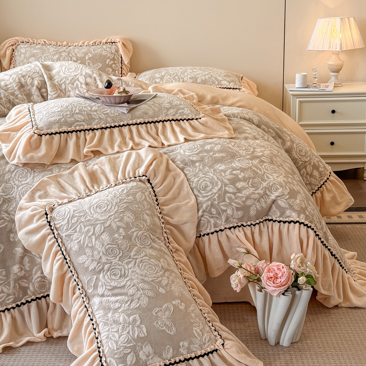 91家纺网 家纺一手货源 找家纺 民新家纺 2025新款牛奶绒烂花花边款四件套 蝶恋花-羊绒灰