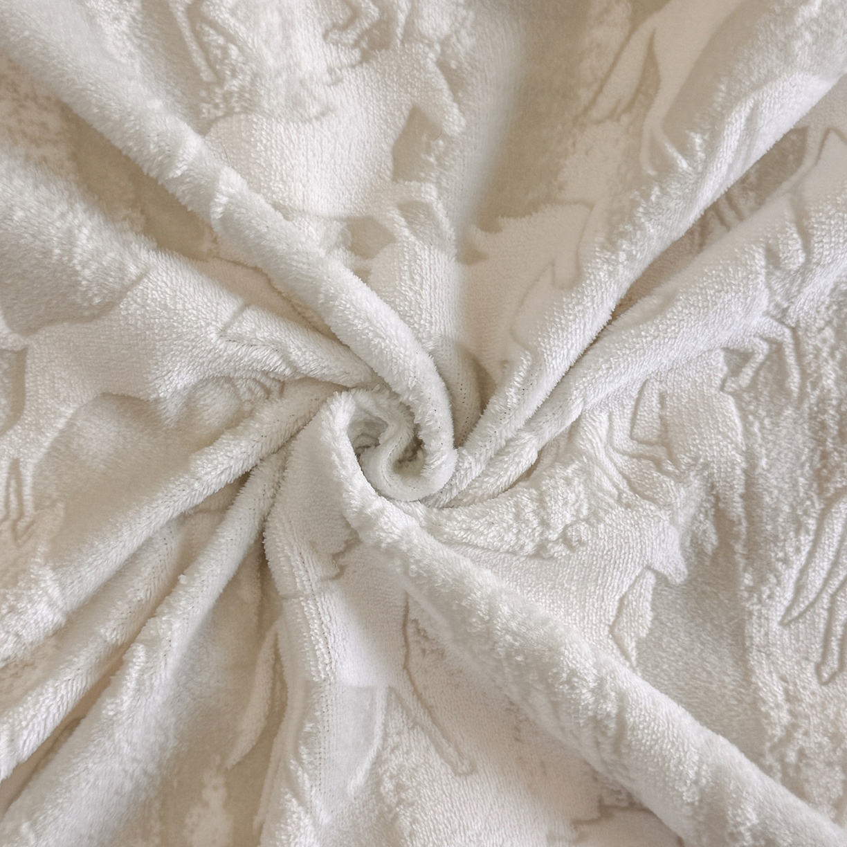 91家纺网 家纺一手货源 找家纺 民新家纺 2025新款牛奶绒烂花花边款四件套 马到成功-浅米灰