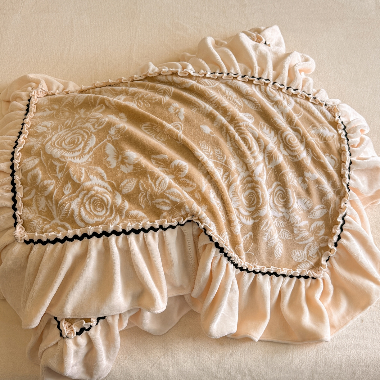 91家纺网 家纺一手货源 找家纺 民新家纺 2025新款牛奶绒烂花花边款四件套 蝶恋花-咖