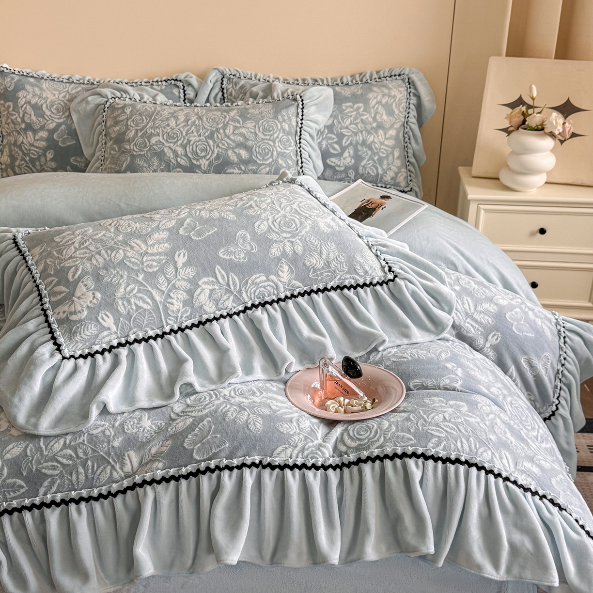 91家纺网 家纺一手货源 找家纺 民新家纺 2025新款牛奶绒烂花花边款四件套 蝶恋花-蓝