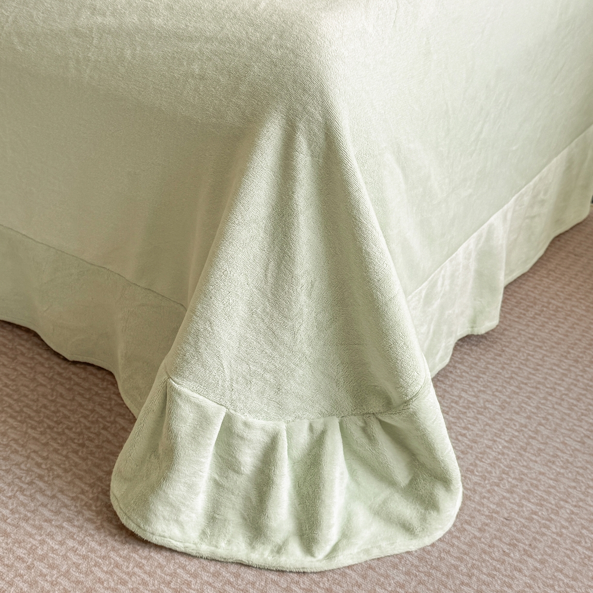 91家纺网 家纺一手货源 找家纺 民新家纺 2025新款牛奶绒烂花花边款四件套 臻爱花园-浅绿