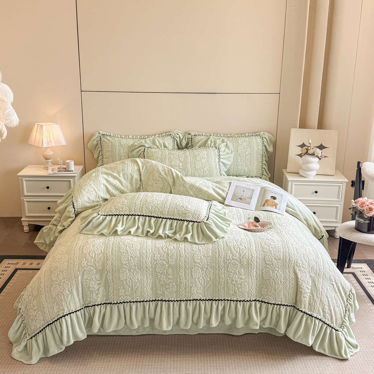 91家纺网 家纺一手货源 找家纺 民新家纺 2025新款牛奶绒烂花花边款四件套 臻爱花园-浅绿