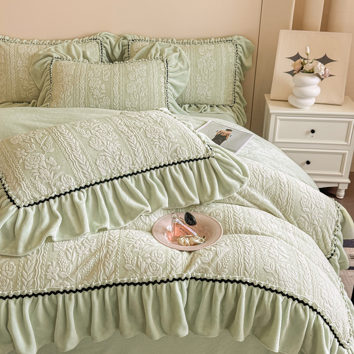 91家纺网 家纺一手货源 找家纺 民新家纺 2025新款牛奶绒烂花花边款四件套 臻爱花园-浅绿