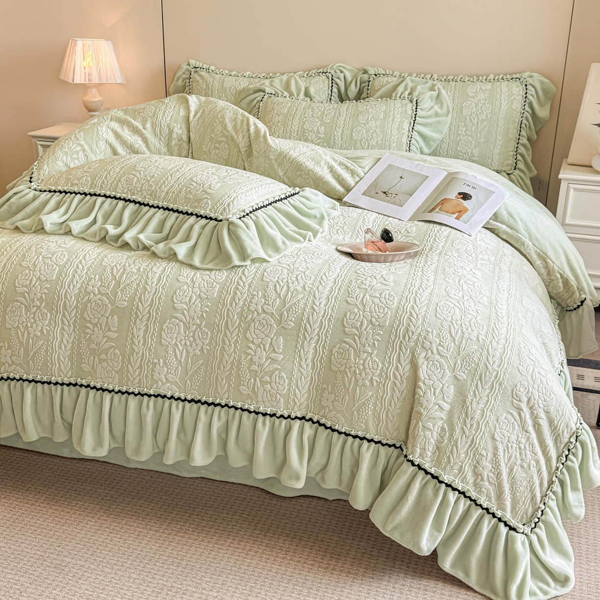 91家纺网 家纺一手货源 找家纺 民新家纺 2025新款牛奶绒烂花花边款四件套 臻爱花园-浅绿