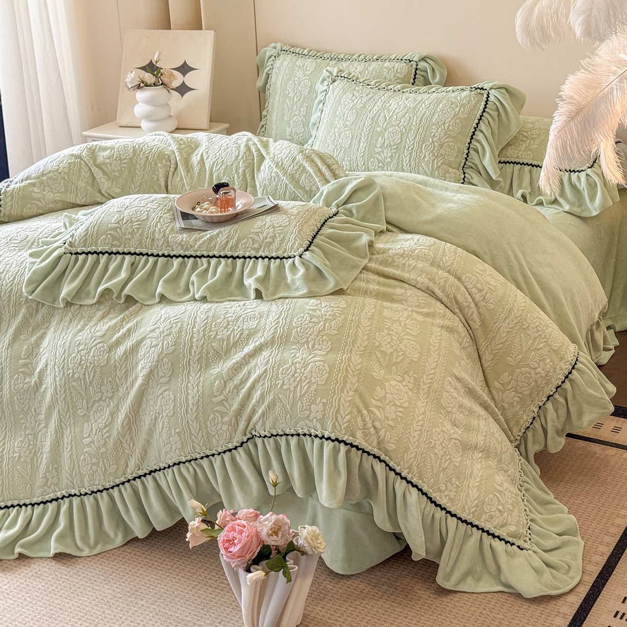 91家纺网 家纺一手货源 找家纺 民新家纺 2025新款牛奶绒烂花花边款四件套 臻爱花园-浅绿