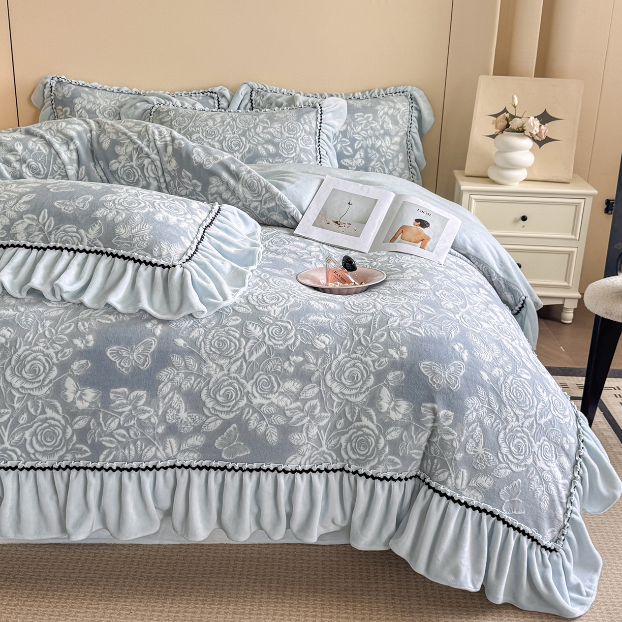 91家纺网 家纺一手货源 找家纺 民新家纺 2025新款牛奶绒烂花花边款四件套 蝶恋花-蓝