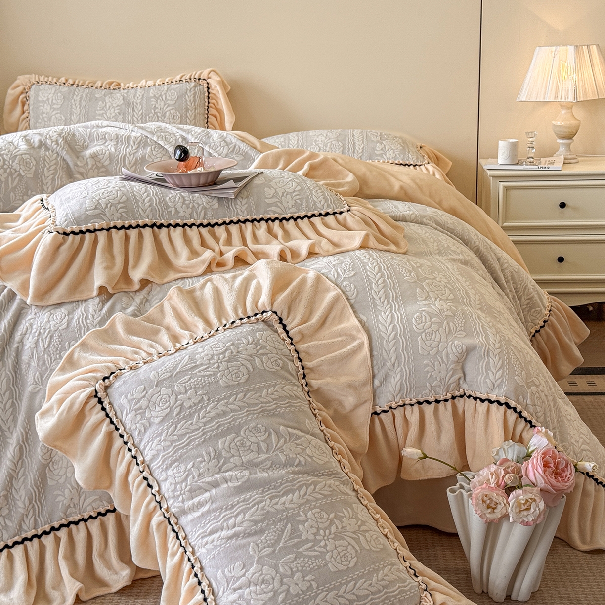 91家纺网 家纺一手货源 找家纺 民新家纺 2025新款牛奶绒烂花花边款四件套 臻爱花园 -浅灰