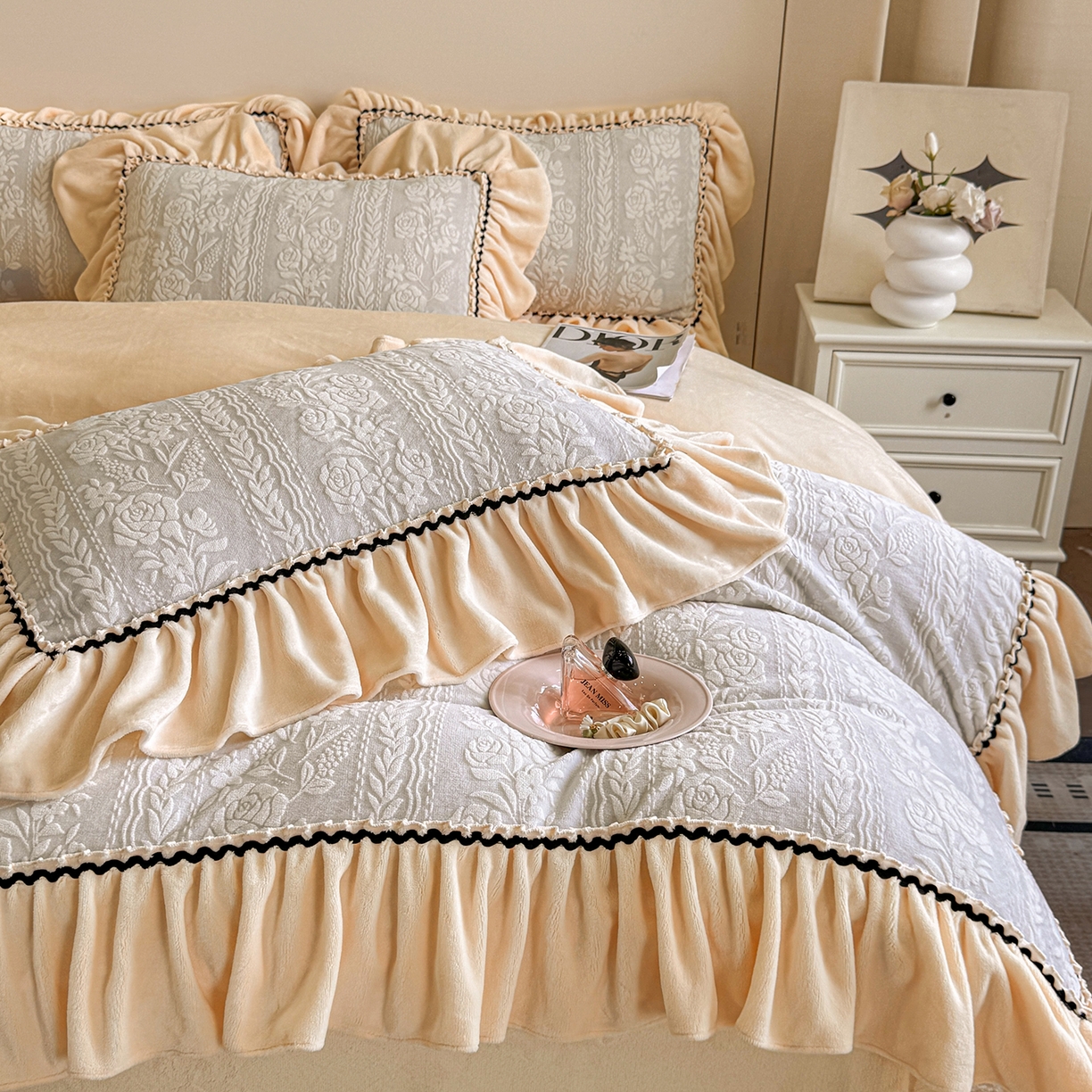 91家纺网 家纺一手货源 找家纺 民新家纺 2025新款牛奶绒烂花花边款四件套 臻爱花园 -浅灰