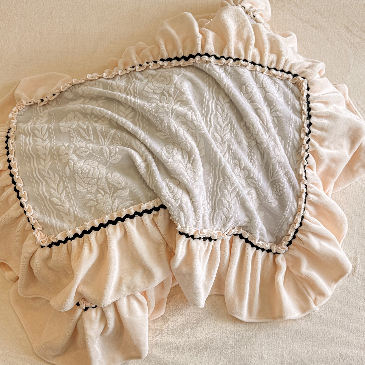 91家纺网 家纺一手货源 找家纺 民新家纺 2025新款牛奶绒烂花花边款四件套 臻爱花园 -浅灰