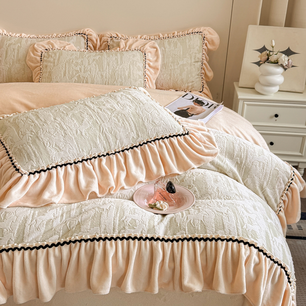 91家纺网 家纺一手货源 找家纺 民新家纺 2025新款牛奶绒烂花花边款四件套 马到成功 -浅米绿