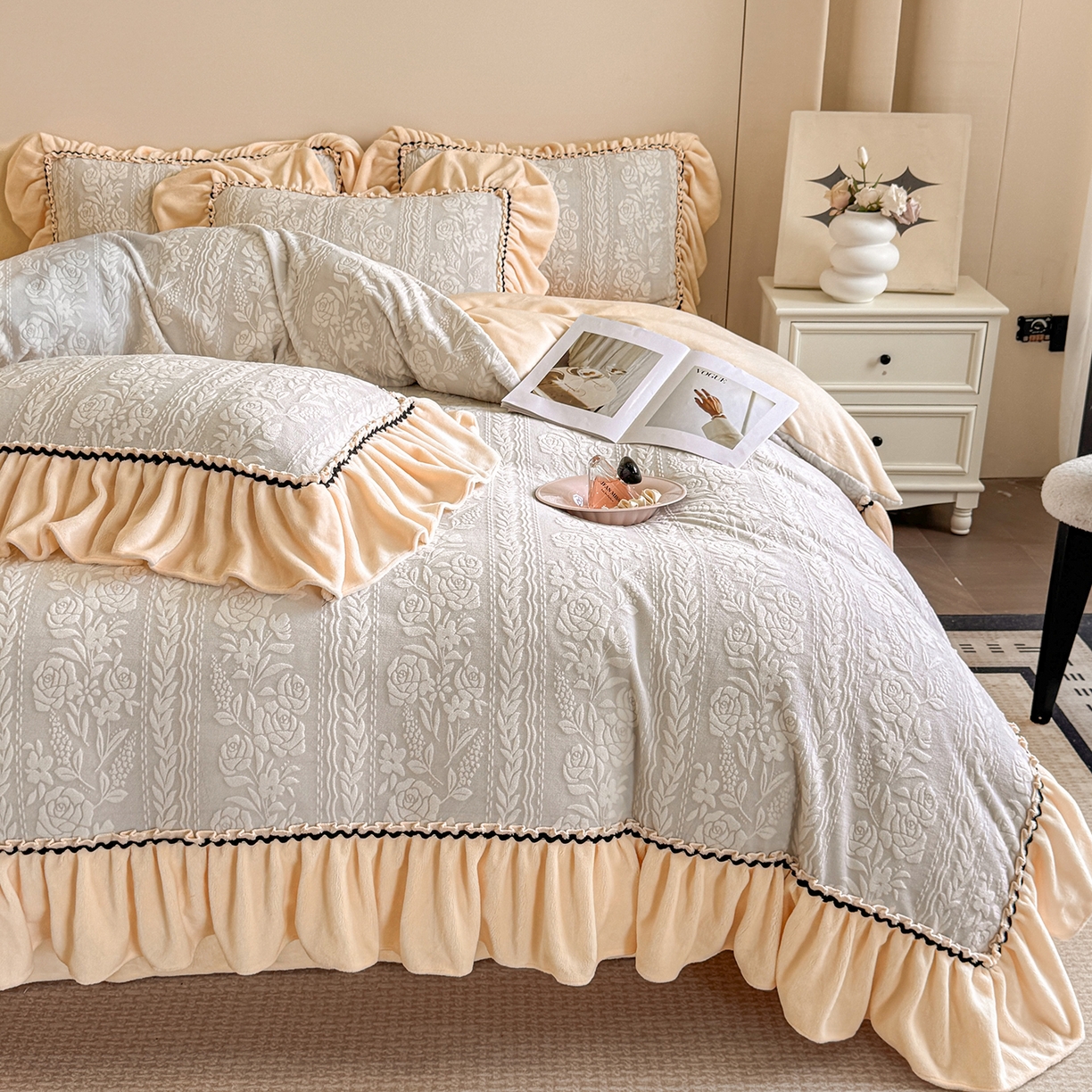 91家纺网 家纺一手货源 找家纺 民新家纺 2025新款牛奶绒烂花花边款四件套 臻爱花园 -浅灰