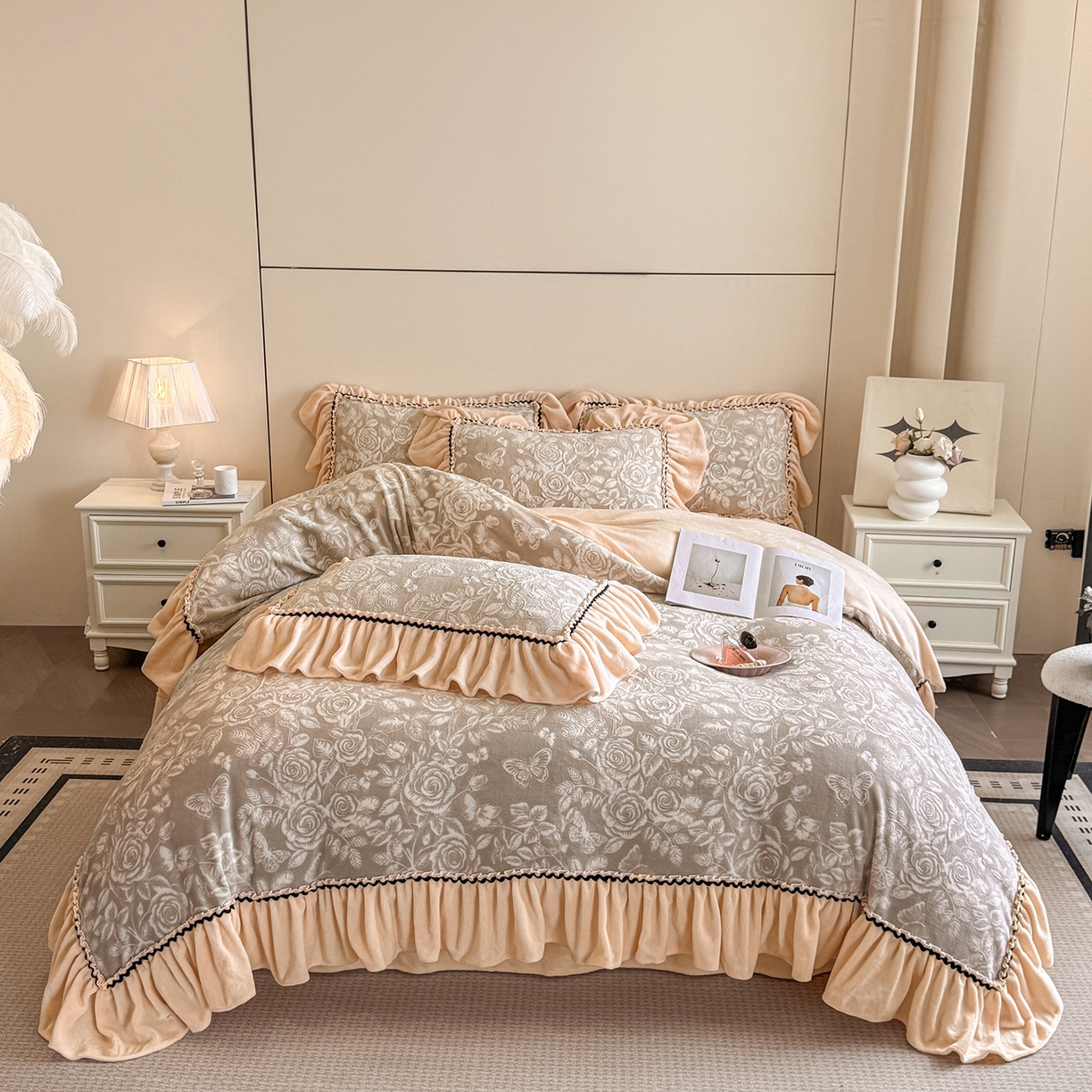 91家纺网 家纺一手货源 找家纺 民新家纺 2025新款牛奶绒烂花花边款四件套 蝶恋花-羊绒灰