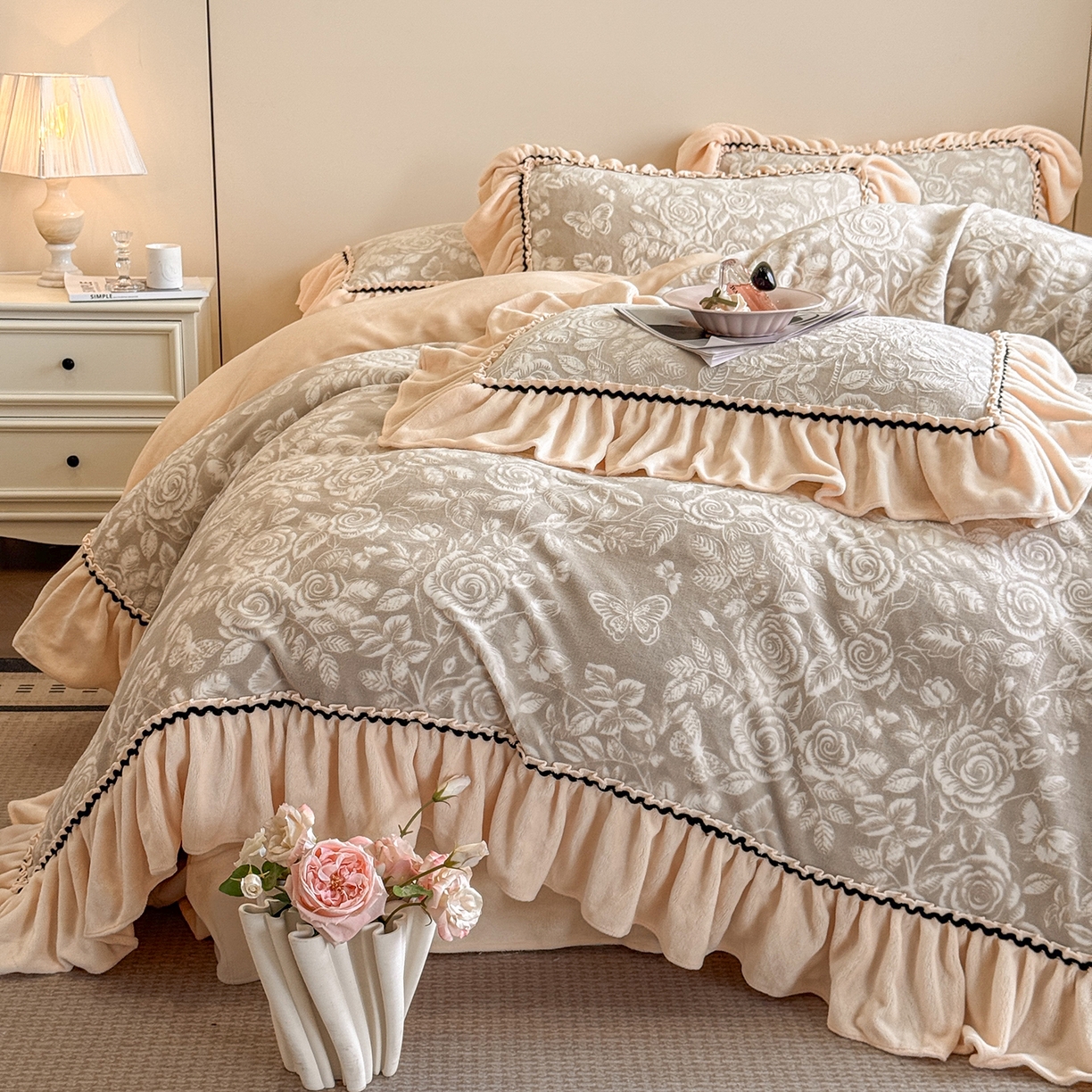 91家纺网 家纺一手货源 找家纺 民新家纺 2025新款牛奶绒烂花花边款四件套 蝶恋花-羊绒灰