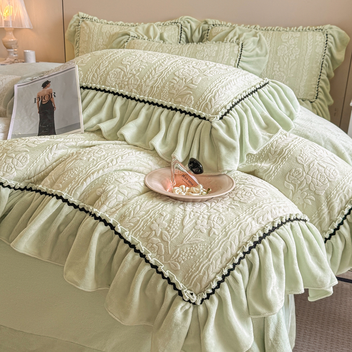 91家纺网 家纺一手货源 找家纺 民新家纺 2025新款牛奶绒烂花花边款四件套 臻爱花园-浅绿