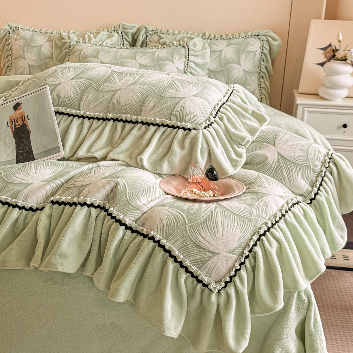 91家纺网 家纺一手货源 找家纺 民新家纺 2025新款牛奶绒烂花花边款四件套 叠影-浅绿