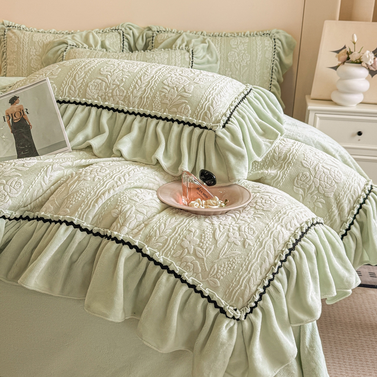 91家纺网 家纺一手货源 找家纺 民新家纺 2025新款牛奶绒烂花花边款四件套 臻爱花园-浅绿