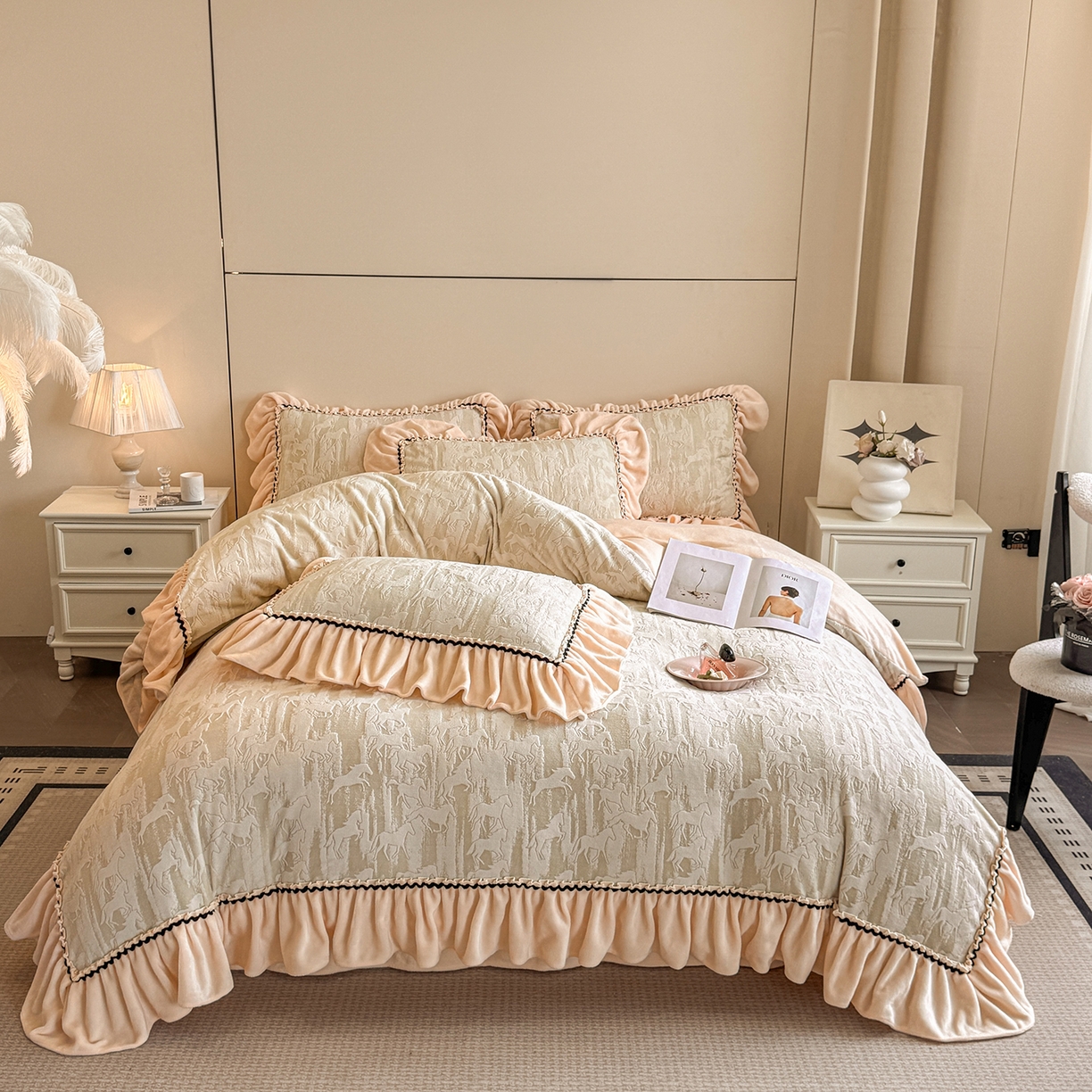 91家纺网 家纺一手货源 找家纺 民新家纺 2025新款牛奶绒烂花花边款四件套 马到成功 -浅米绿