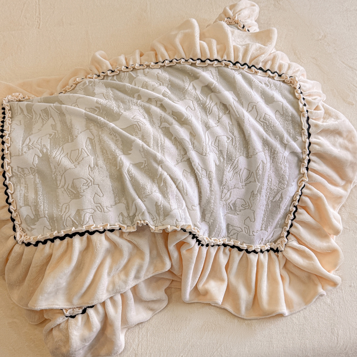 91家纺网 家纺一手货源 找家纺 民新家纺 2025新款牛奶绒烂花花边款四件套 马到成功-浅米灰