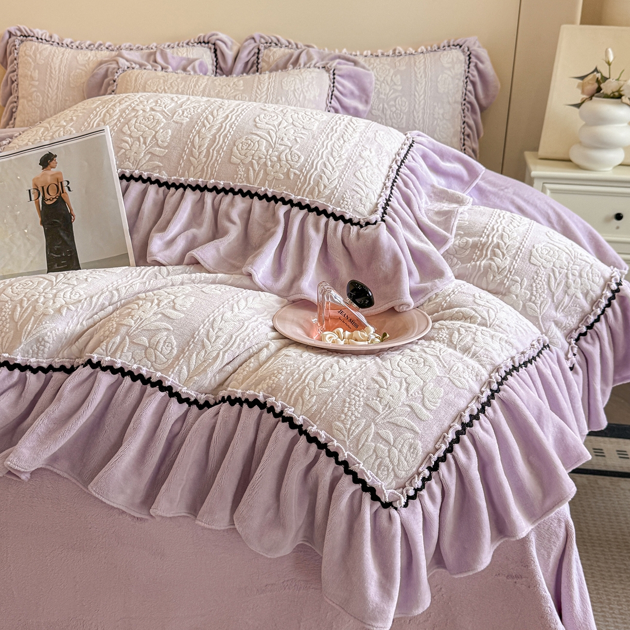 91家纺网 家纺一手货源 找家纺 民新家纺 2025新款牛奶绒烂花花边款四件套 臻爱花园-浅紫