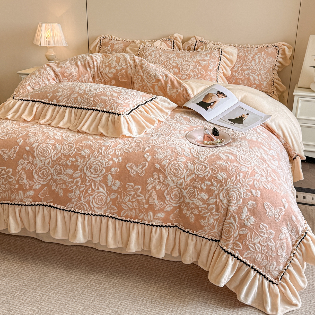 91家纺网 家纺一手货源 找家纺 民新家纺 2025新款牛奶绒烂花花边款四件套 蝶恋花 -暖粉