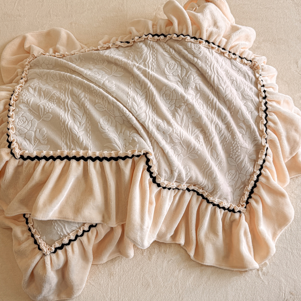 91家纺网 家纺一手货源 找家纺 民新家纺 2025新款牛奶绒烂花花边款四件套 臻爱花园 -米黄