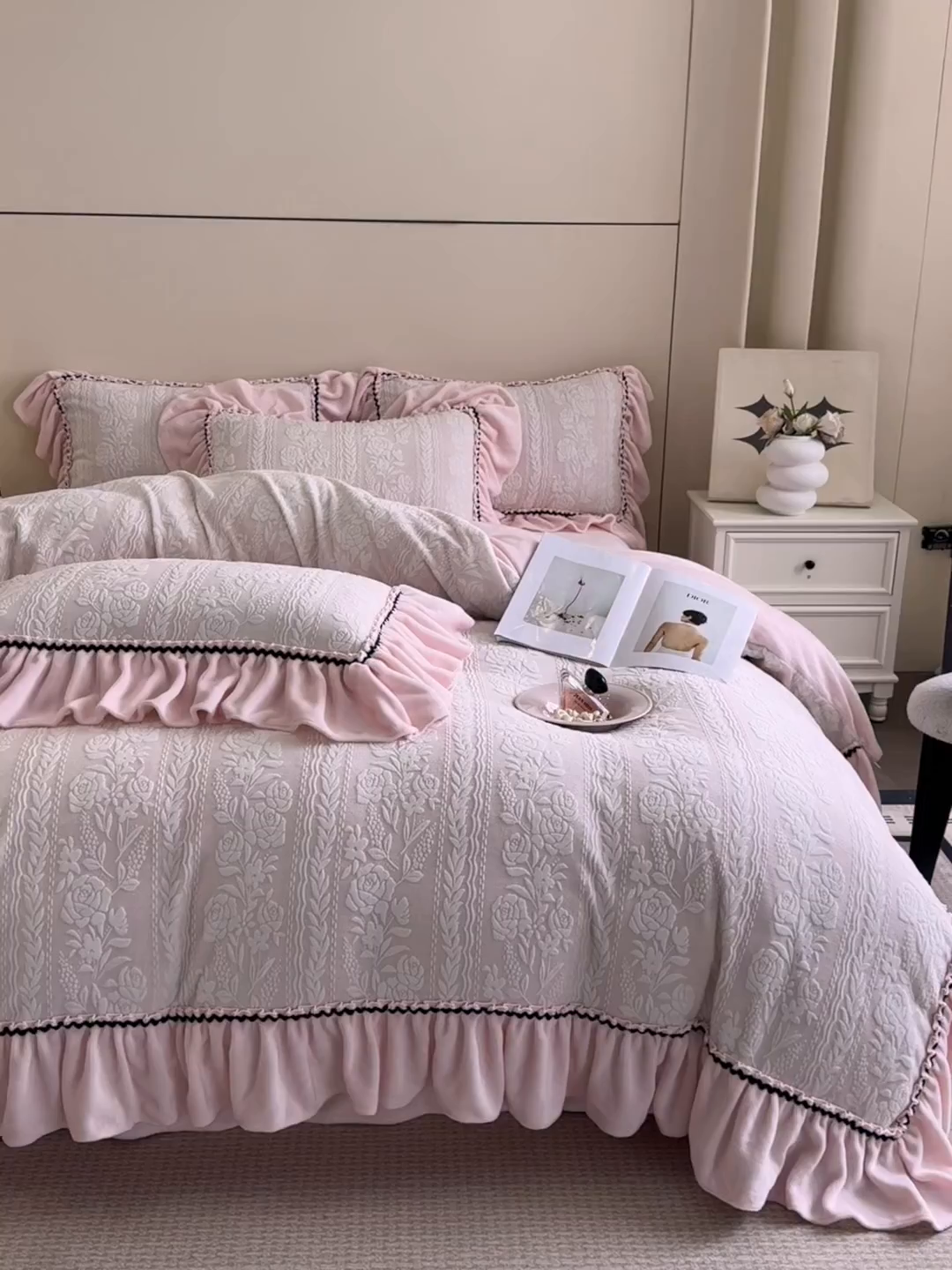 91家纺网 家纺一手货源 找家纺 民新家纺 2025新款牛奶绒烂花花边款四件套 臻爱花园 -浅粉