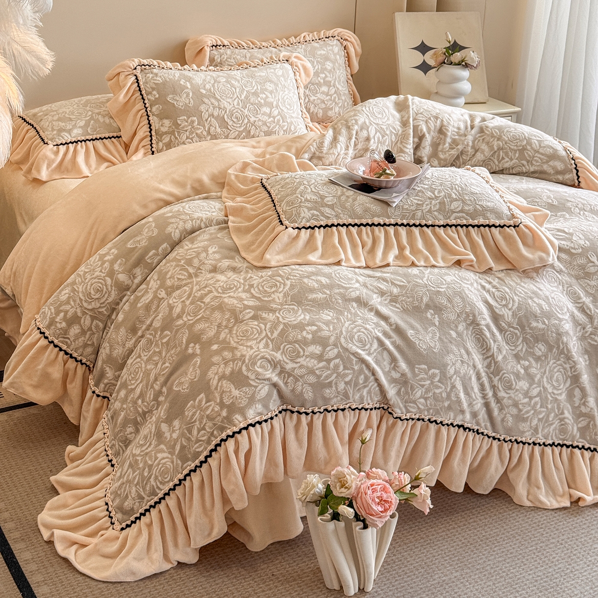 91家纺网 家纺一手货源 找家纺 民新家纺 2025新款牛奶绒烂花花边款四件套 蝶恋花-羊绒灰