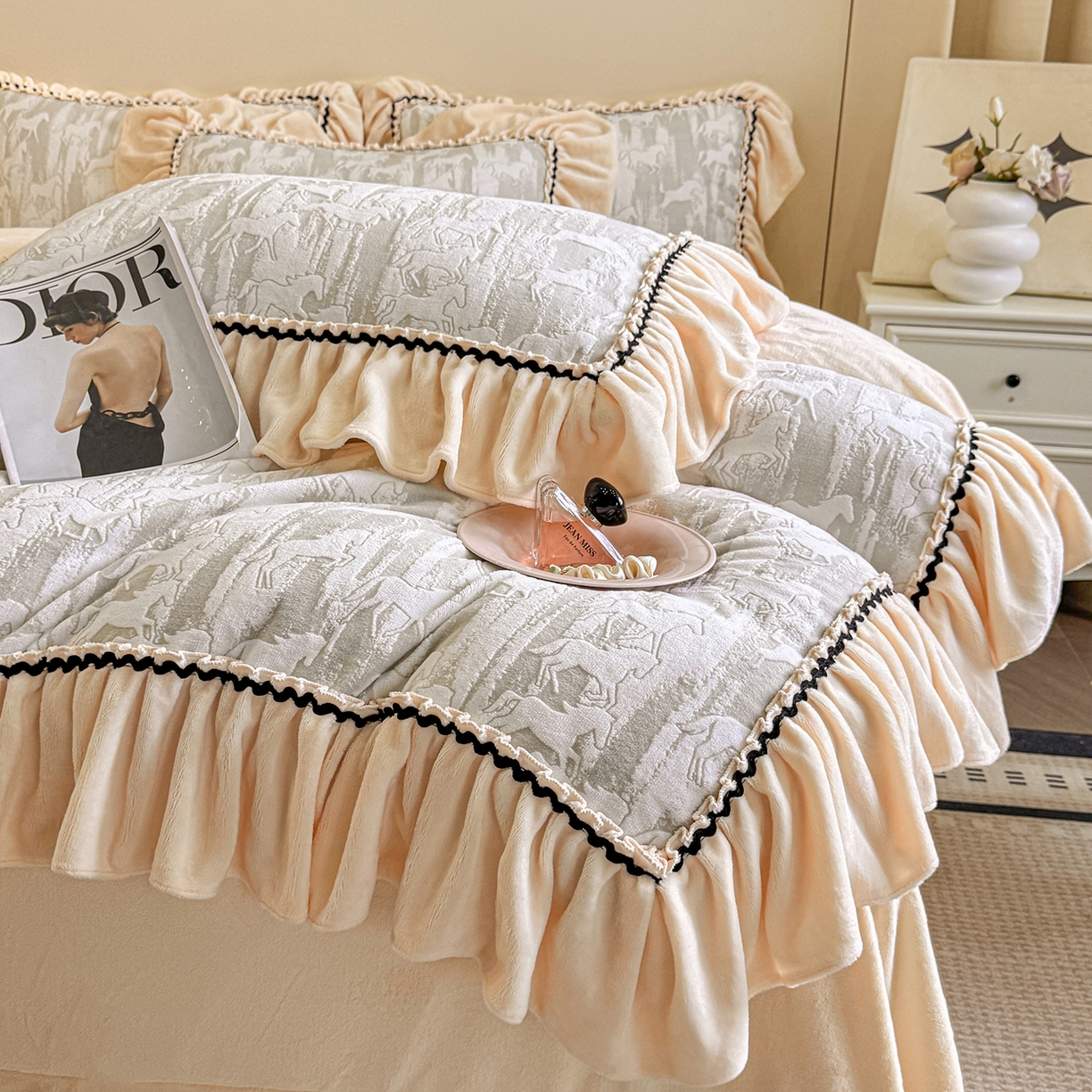 91家纺网 家纺一手货源 找家纺 民新家纺 2025新款牛奶绒烂花花边款四件套 马到成功-浅米灰