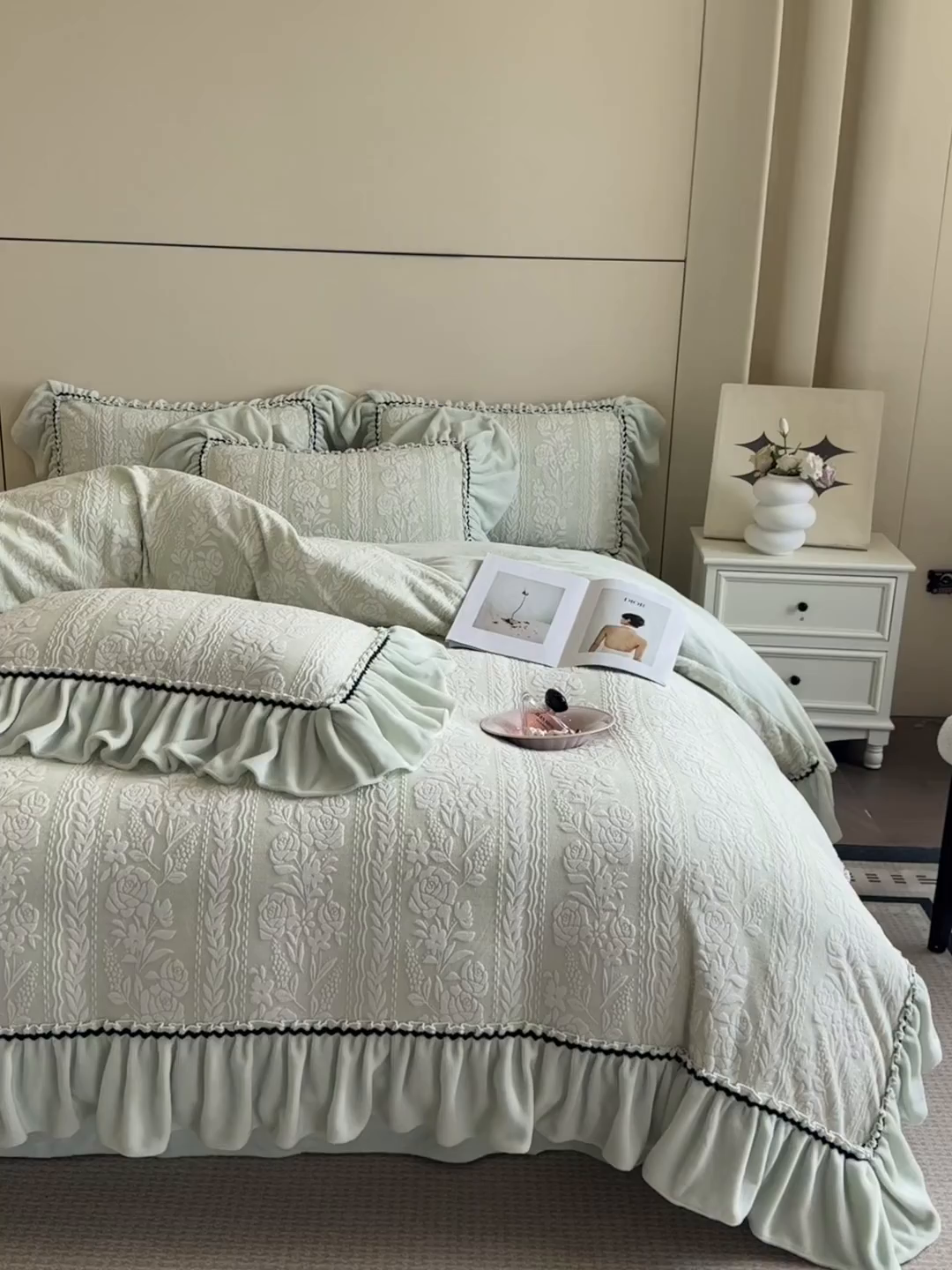 91家纺网 家纺一手货源 找家纺 民新家纺 2025新款牛奶绒烂花花边款四件套 臻爱花园-浅绿