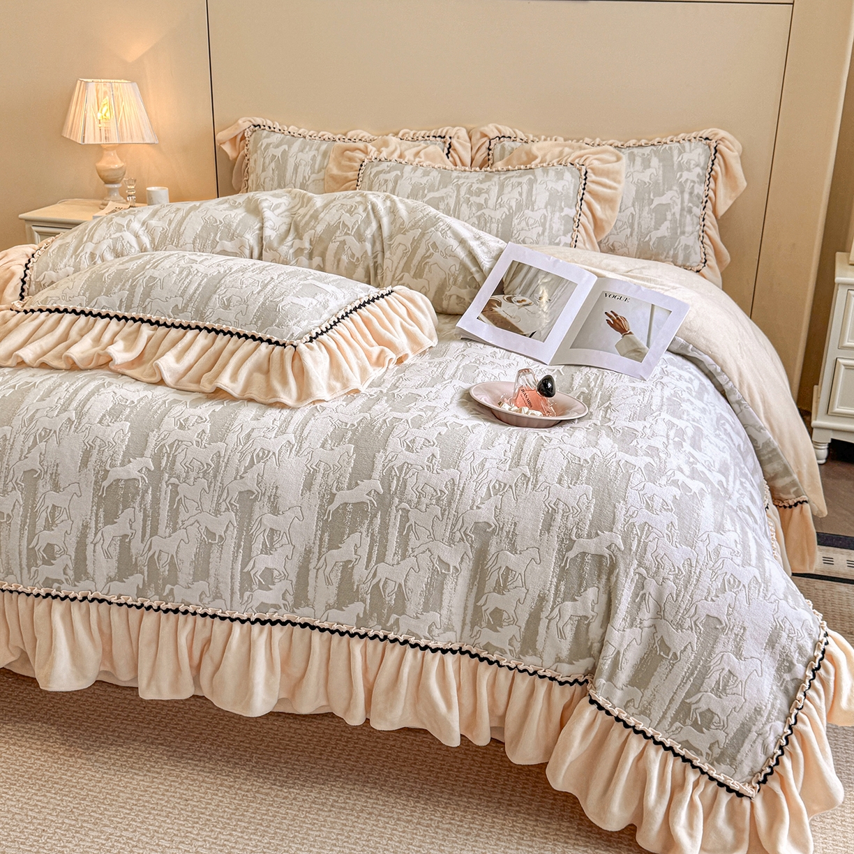 91家纺网 家纺一手货源 找家纺 民新家纺 2025新款牛奶绒烂花花边款四件套 马到成功-浅米灰