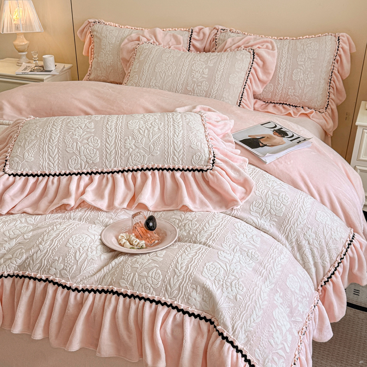 民新家纺 2025新款牛奶绒烂花花边款四件套 臻爱花园 -浅粉