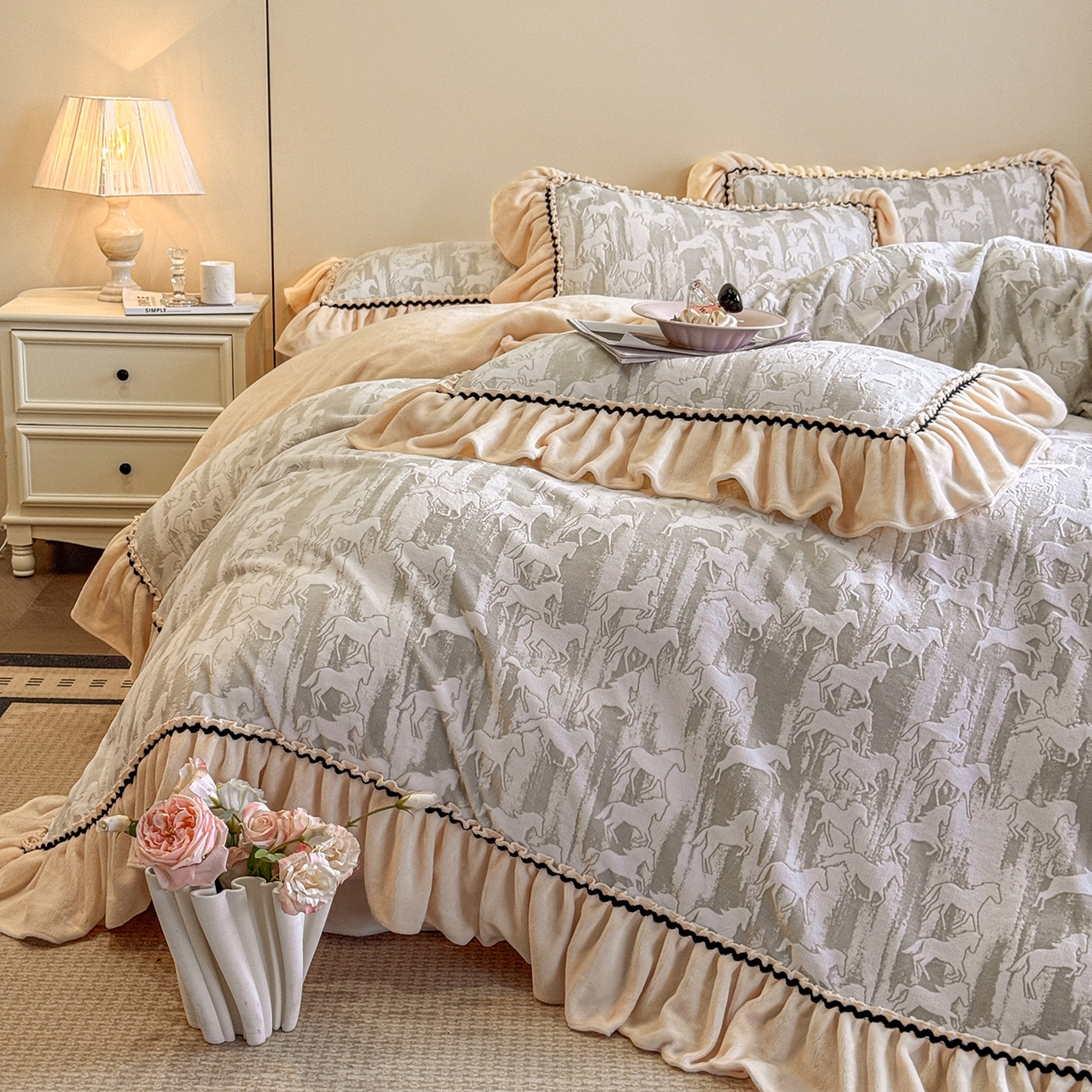 91家纺网 家纺一手货源 找家纺 民新家纺 2025新款牛奶绒烂花花边款四件套 马到成功-浅米灰